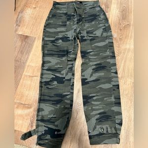 Express Camo Cropped Straight High Rise Pant green grey & brown w snaps size 0
